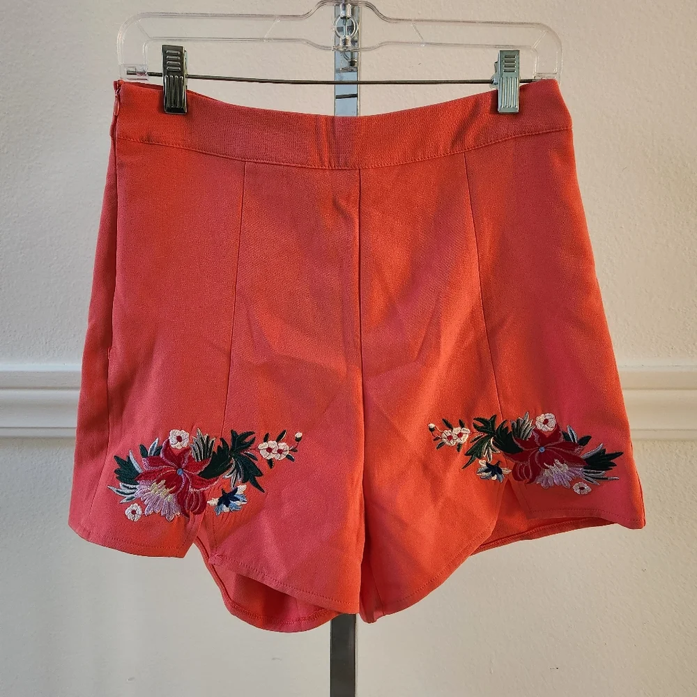 Prettylittlething Embroidered Coral Women's Shorts